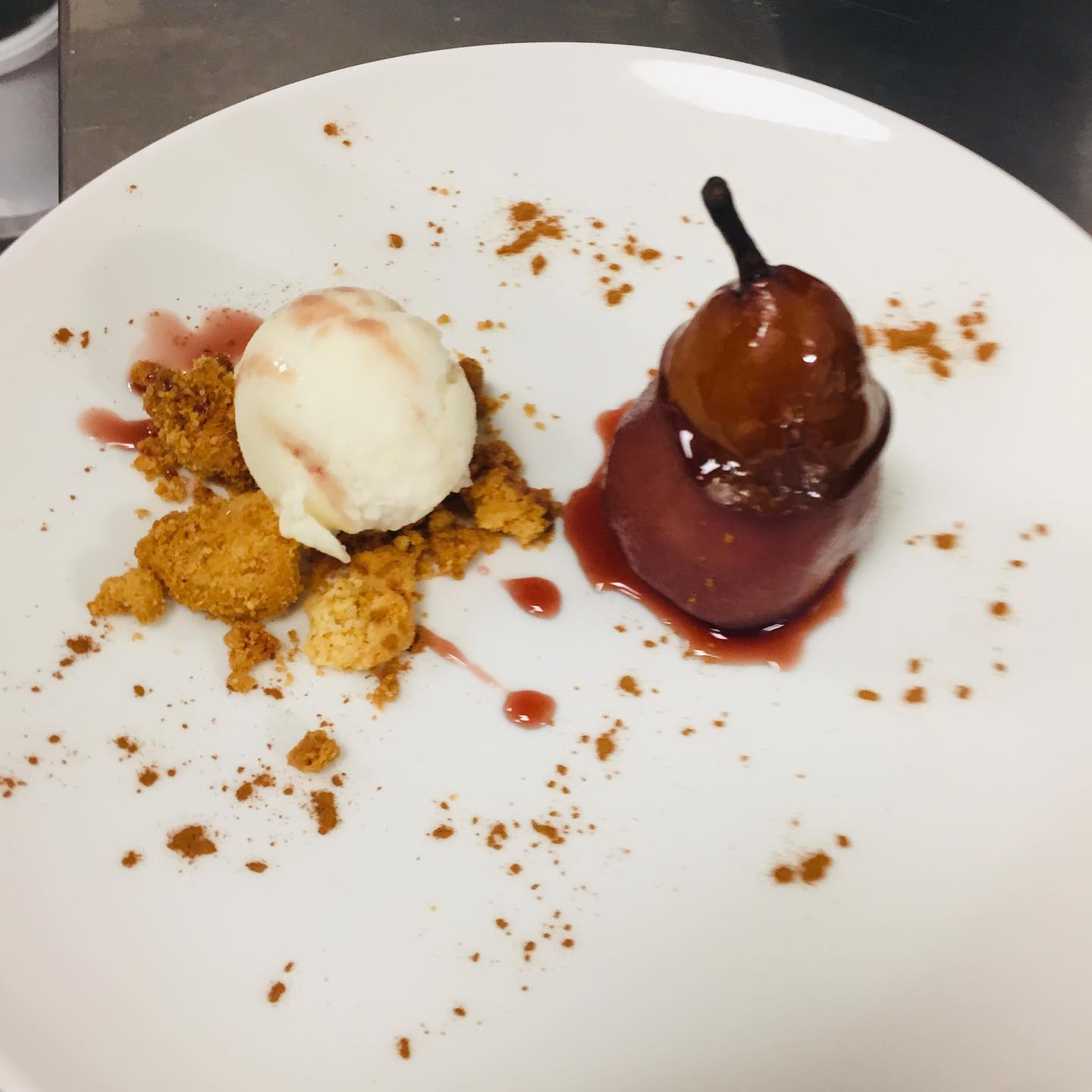 Poire pochée au vin rouge